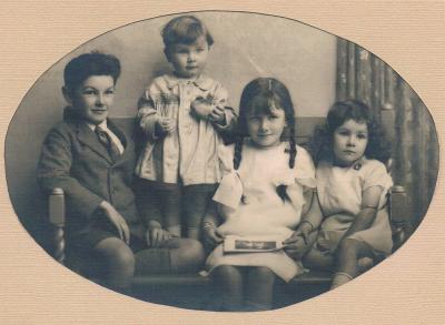 Nat, Frank, Betty and Lorraine Marryat in 1928